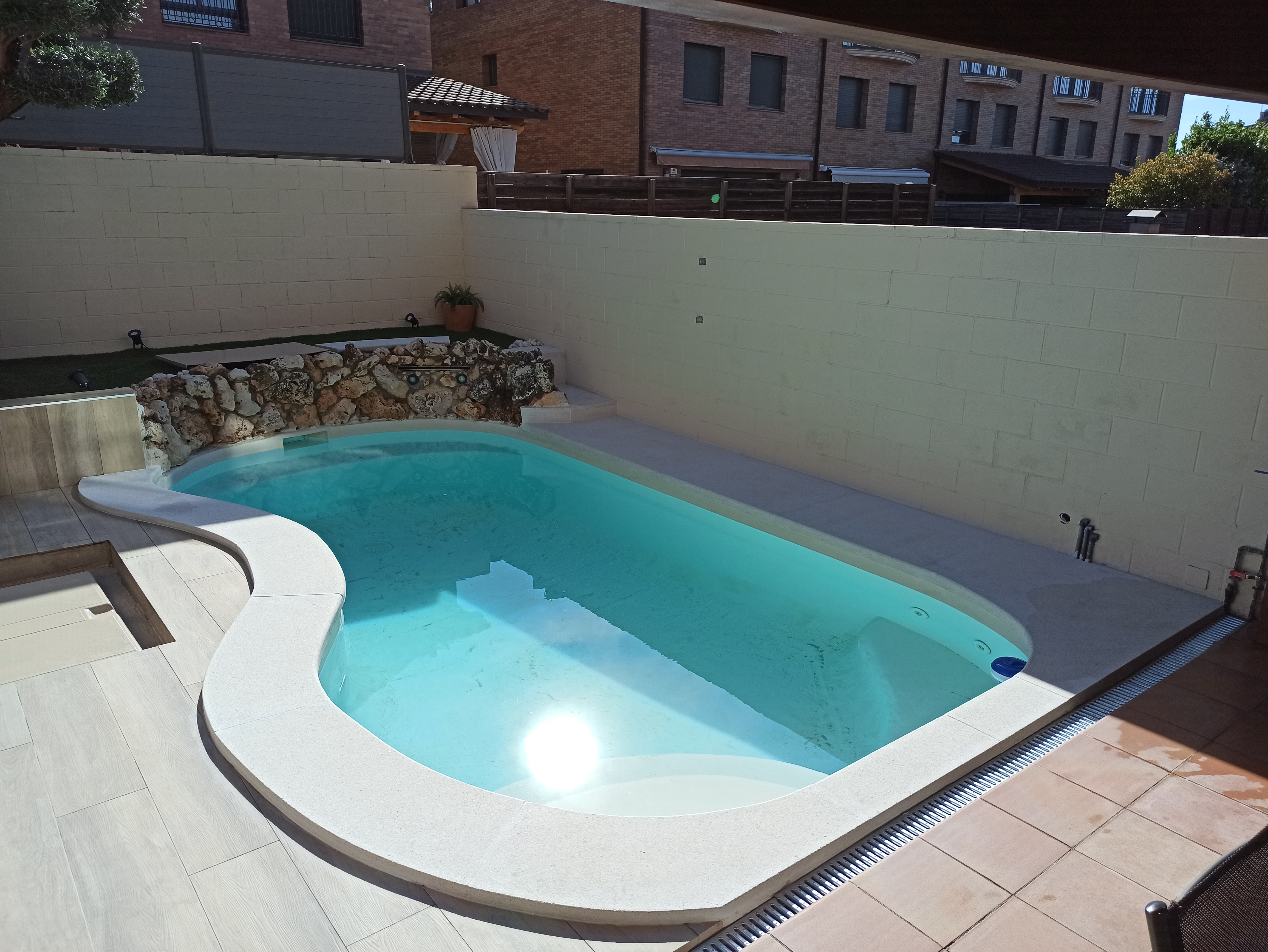 coronación de piscina con curvas